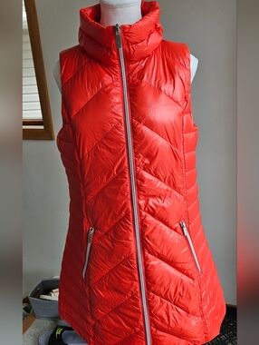 Sleeveless Quilted Puffer Vest in Red